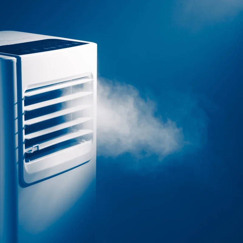 Climatizzatore portatile in funzione che diffonde aria fredda, soluzione per il noleggio di condizionatori portatili