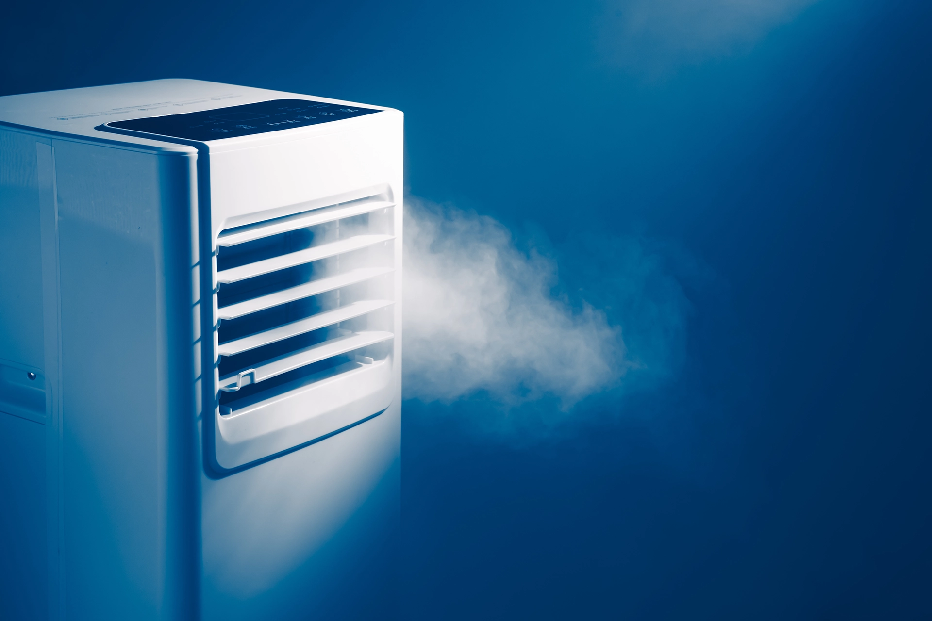 Climatizzatore portatile in funzione che diffonde aria fredda, soluzione per il noleggio di condizionatori portatili