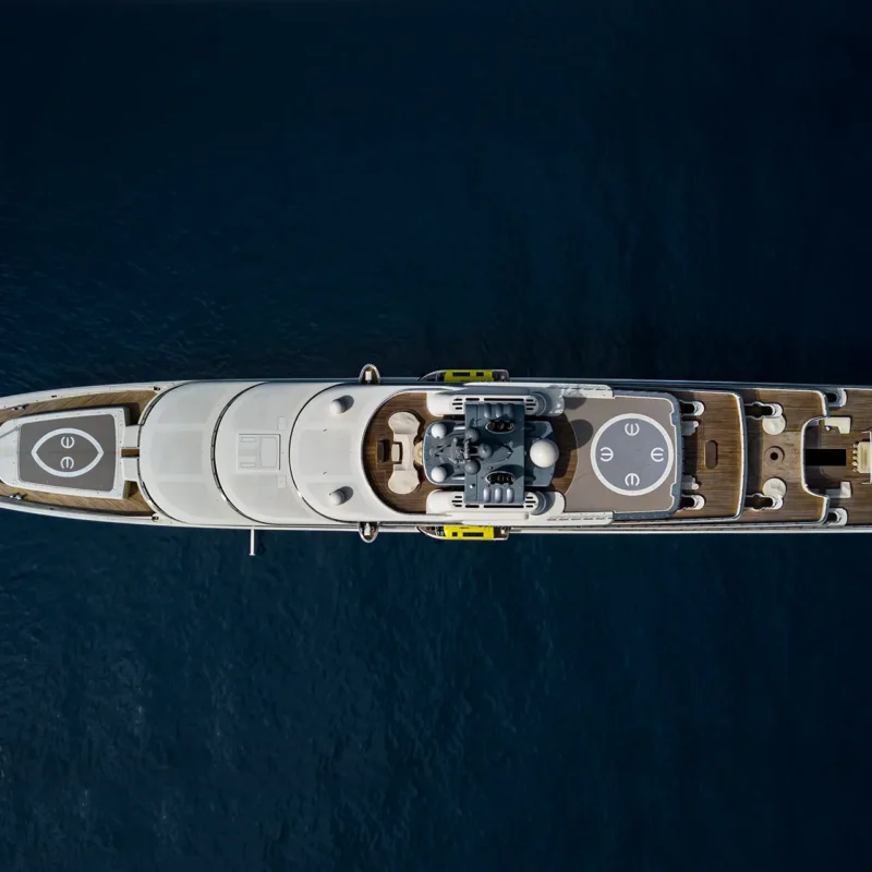 Vista aerea di uno yacht Ferretti al Salone Nautico 2025 con sistemi di climatizzazione temporanea Airtech per stand fieristici