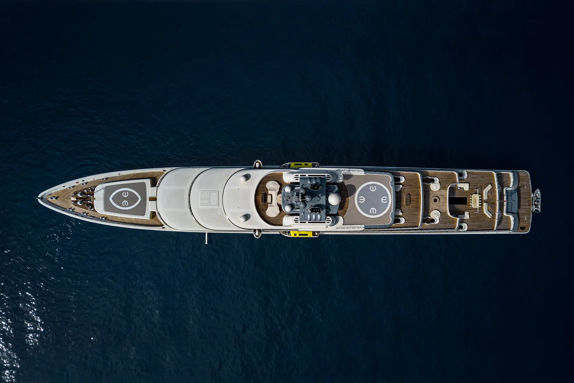 Vista aerea di uno yacht Ferretti al Salone Nautico 2025 con sistemi di climatizzazione temporanea Airtech per stand fieristici