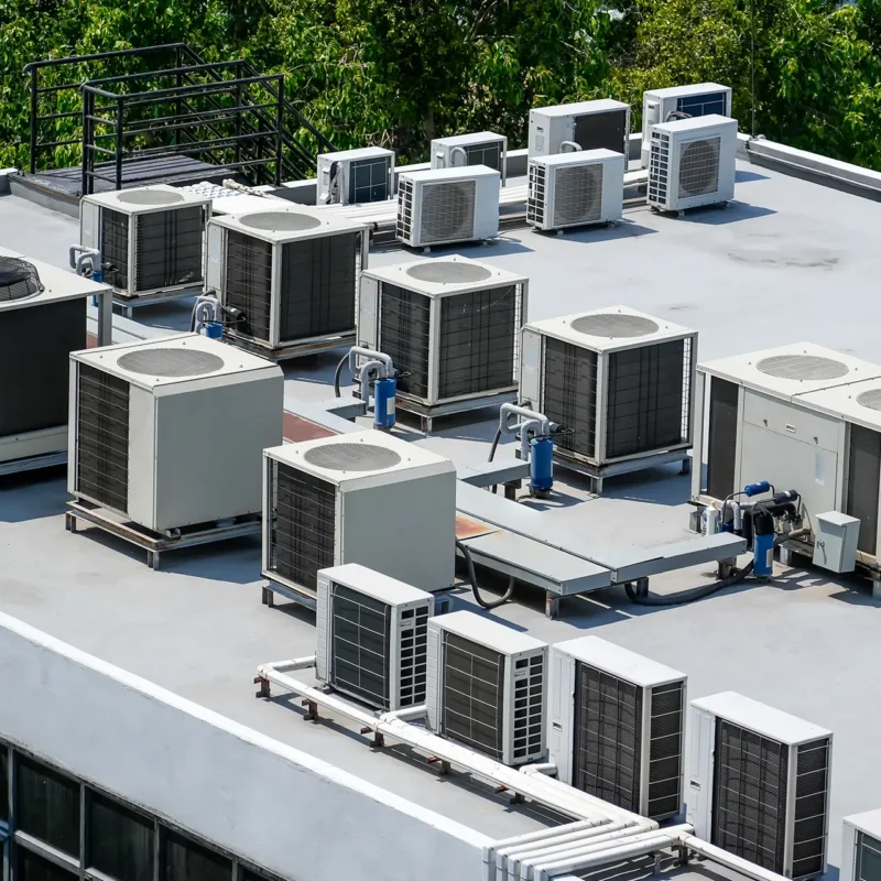 Unità rooftop per climatizzazione temporanea Airtech installate su tetto di edificio industriale per spazi espositivi