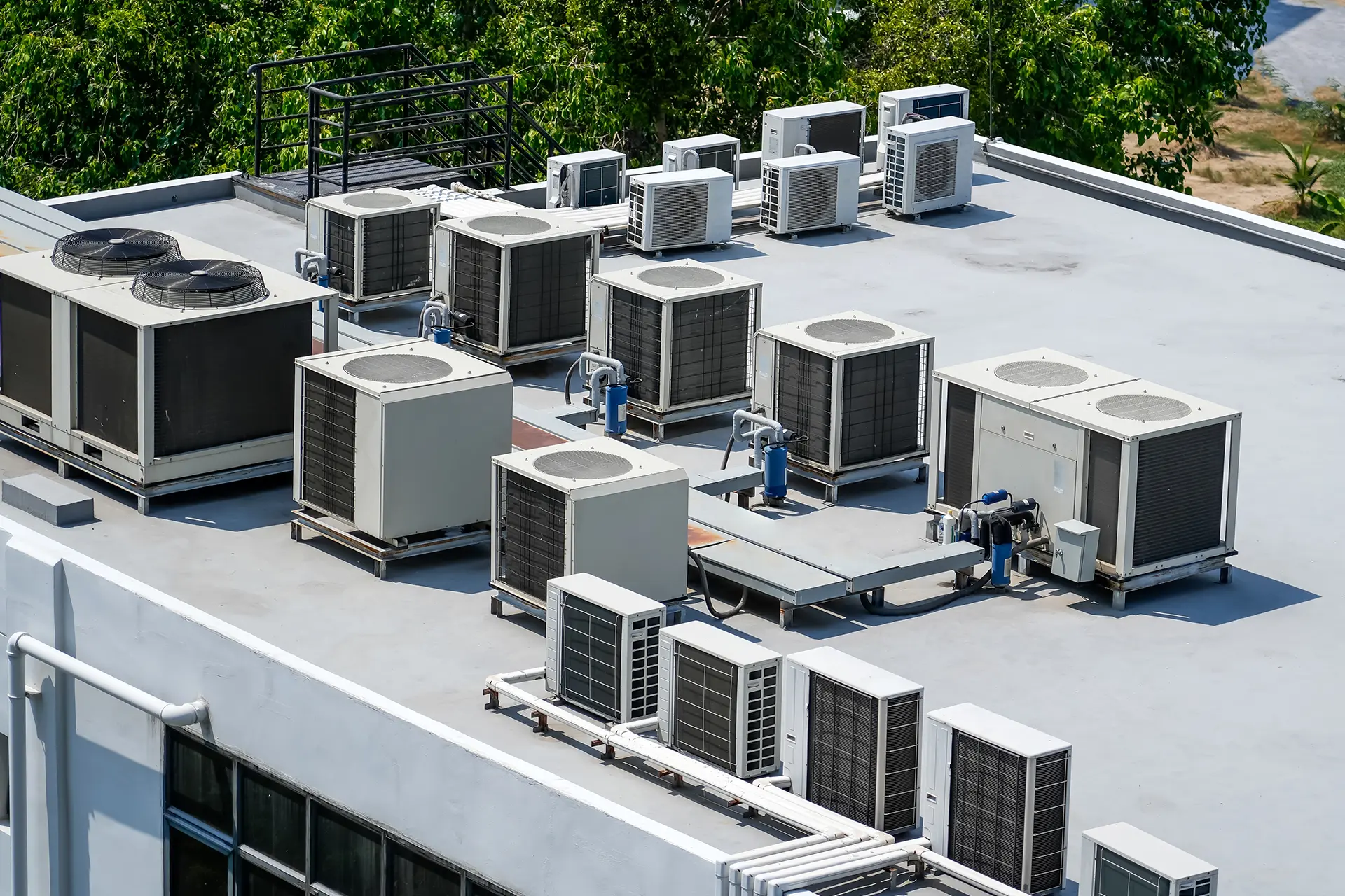 Unità rooftop per climatizzazione temporanea Airtech installate su tetto di edificio industriale per spazi espositivi
