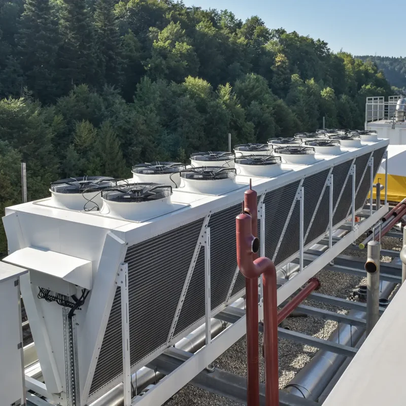 Chiller industriale a condensazione ad aria installato sul tetto di un impianto produttivo, simbolo del servizio di noleggio Airtech