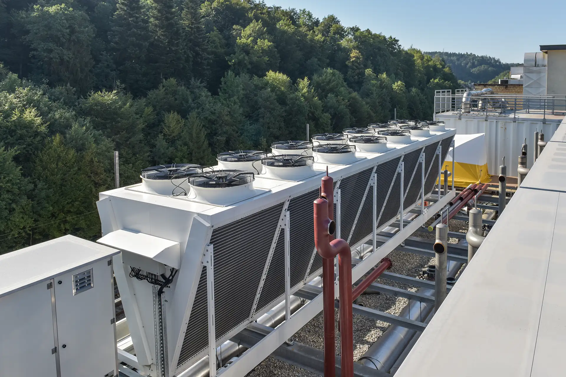 Chiller industriale a condensazione ad aria installato sul tetto di un impianto produttivo, simbolo del servizio di noleggio Airtech