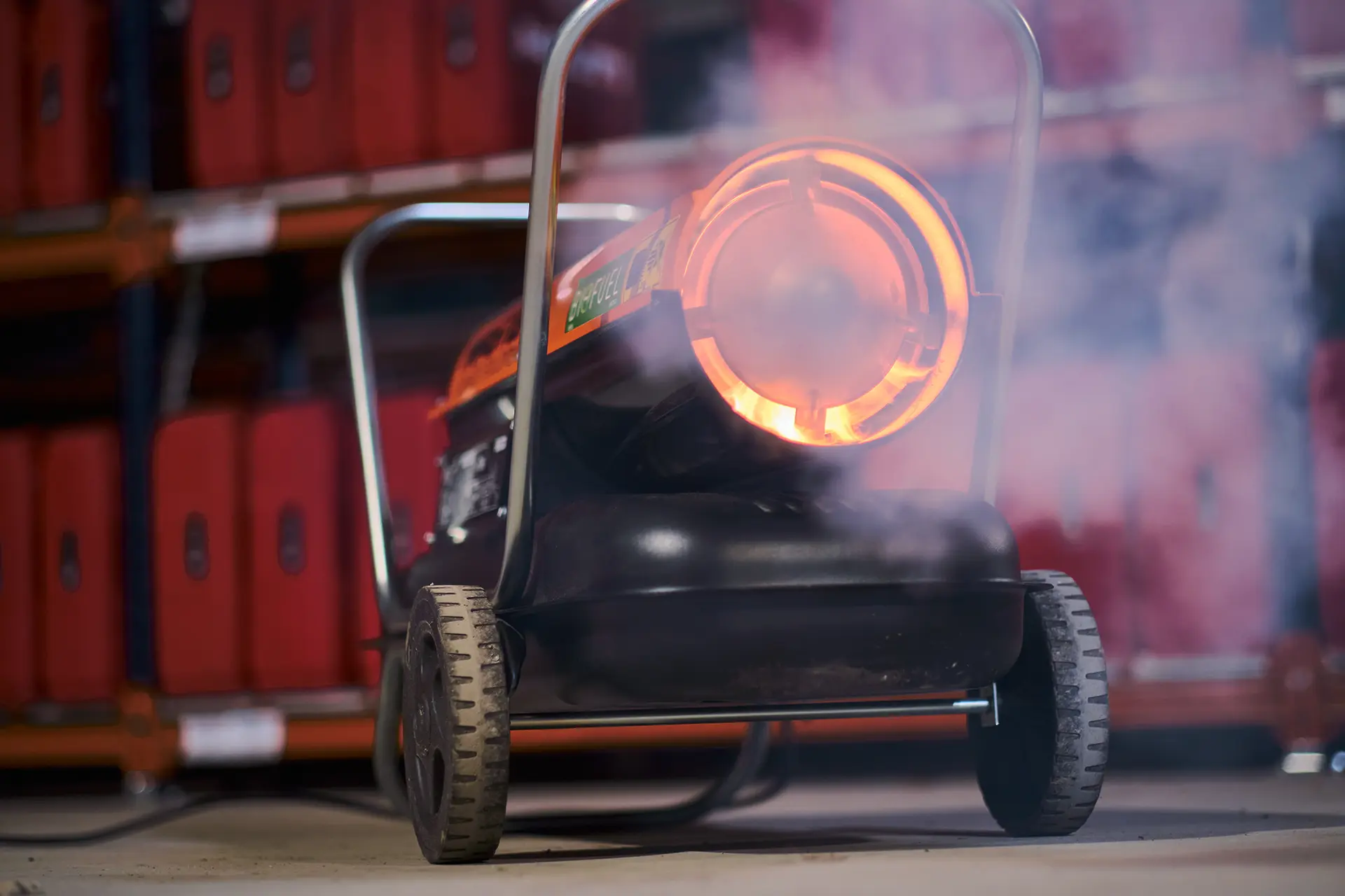 Generatore di aria calda a gasolio in funzione per riscaldamento temporaneo di magazzini, Airtech.