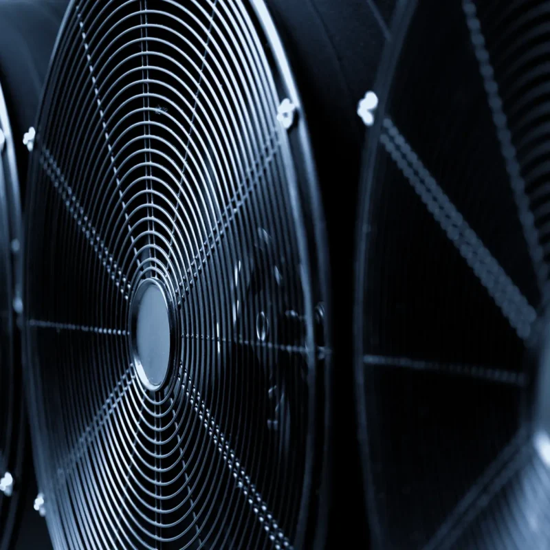 Ventilatori industriali per il ricambio d’aria in fiere e capannoni, utilizzati per la ventilazione temporanea di grandi spazi