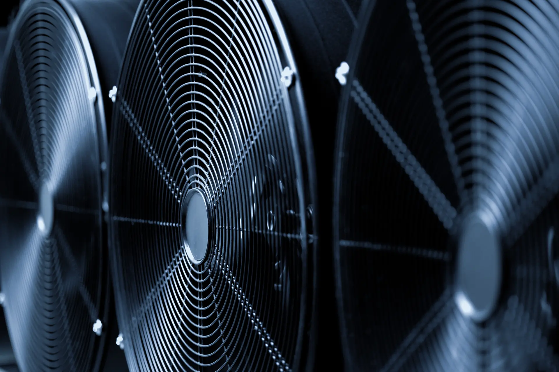 Ventilatori industriali per il ricambio d’aria in fiere e capannoni, utilizzati per la ventilazione temporanea di grandi spazi