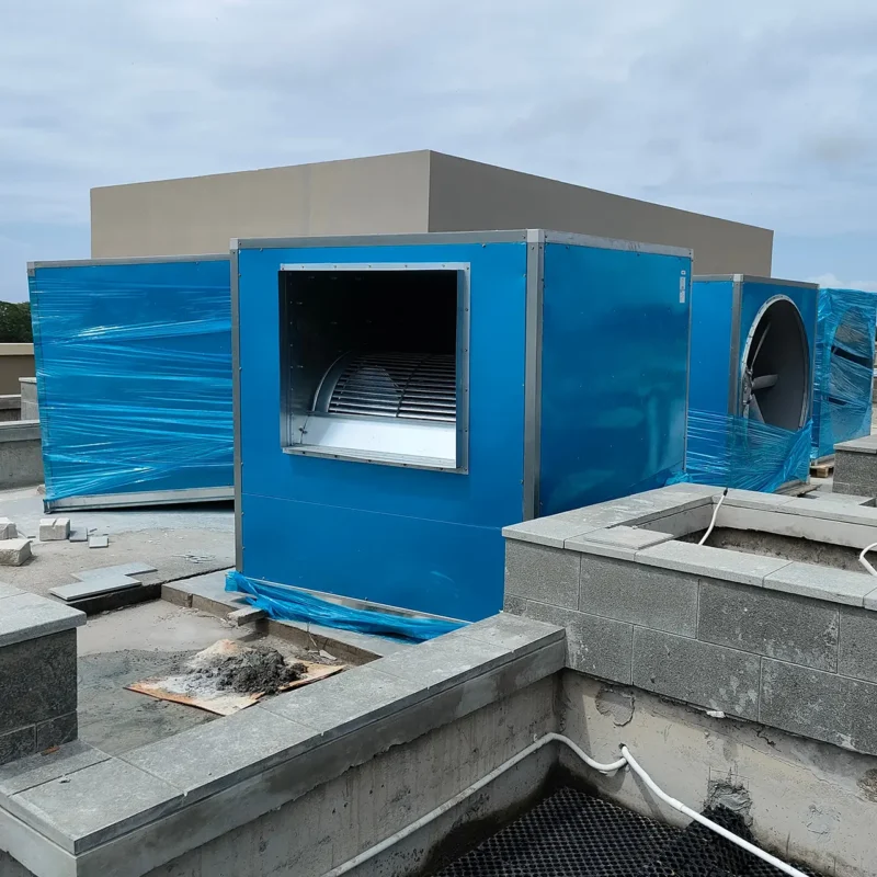 Come funzionano i ventilatori industriali? Ventilatore centrifugo cassonato in impianto di ventilazione industriale