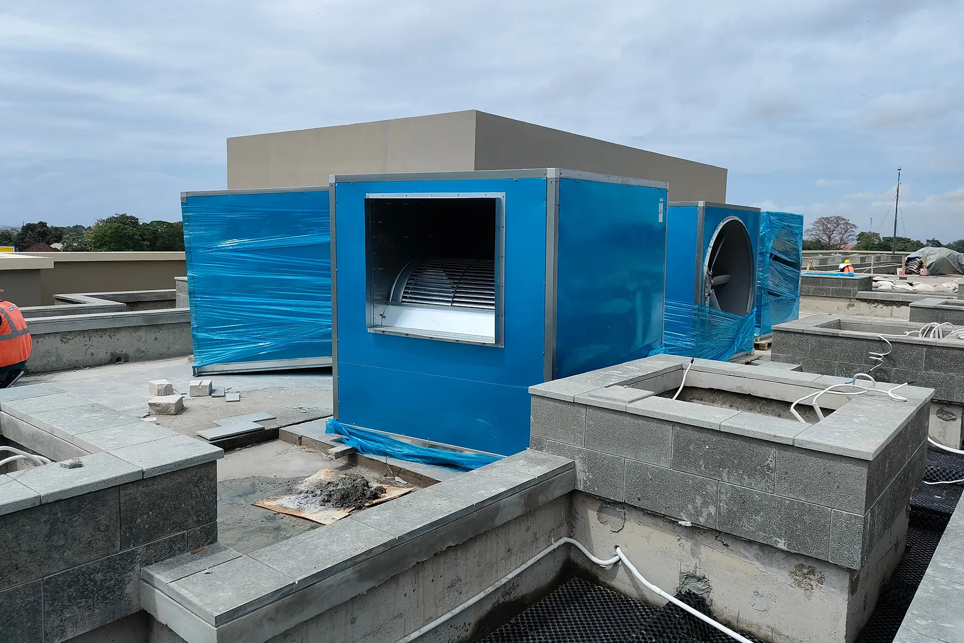 Come funzionano i ventilatori industriali? Ventilatore centrifugo cassonato in impianto di ventilazione industriale